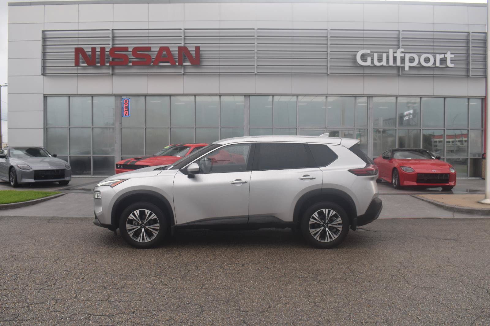 Used 2023 Nissan Rogue SV FWD image 3