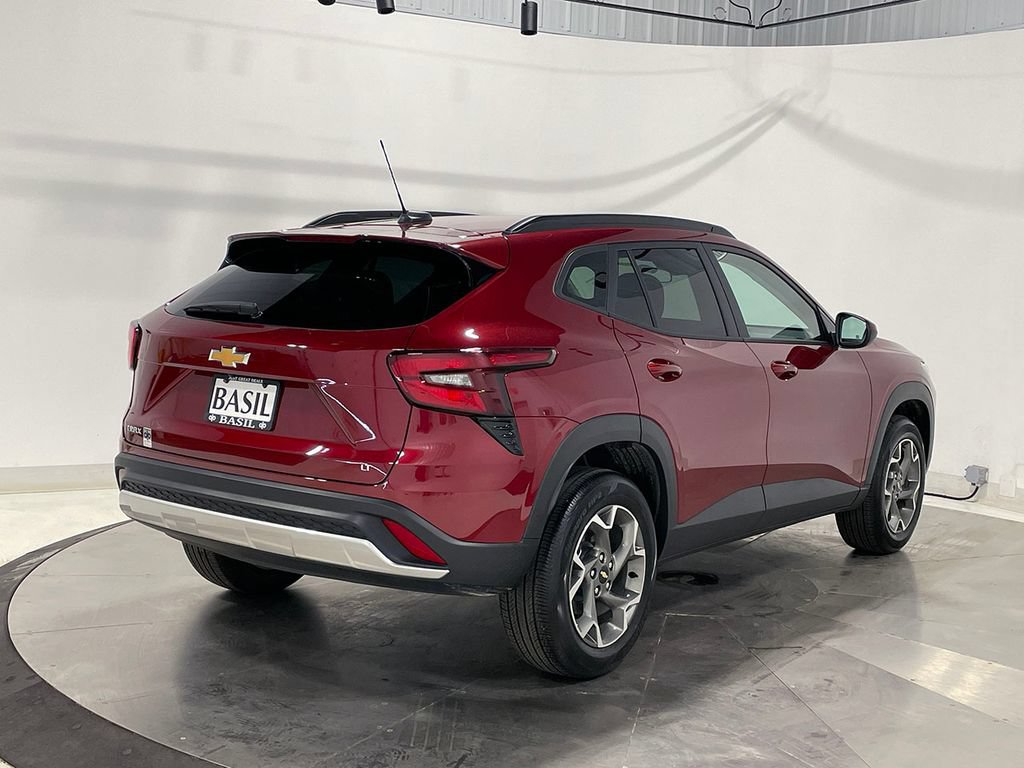 Used 2025 Chevrolet Trax LT FWD image 11