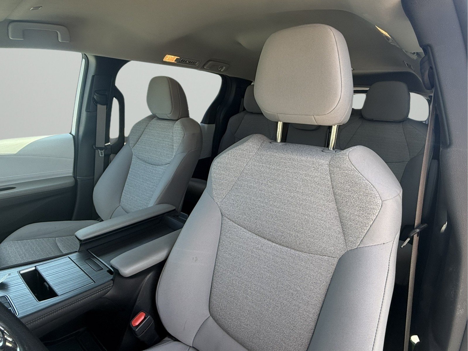 Used 2025 Toyota Sienna LE FWD image 10