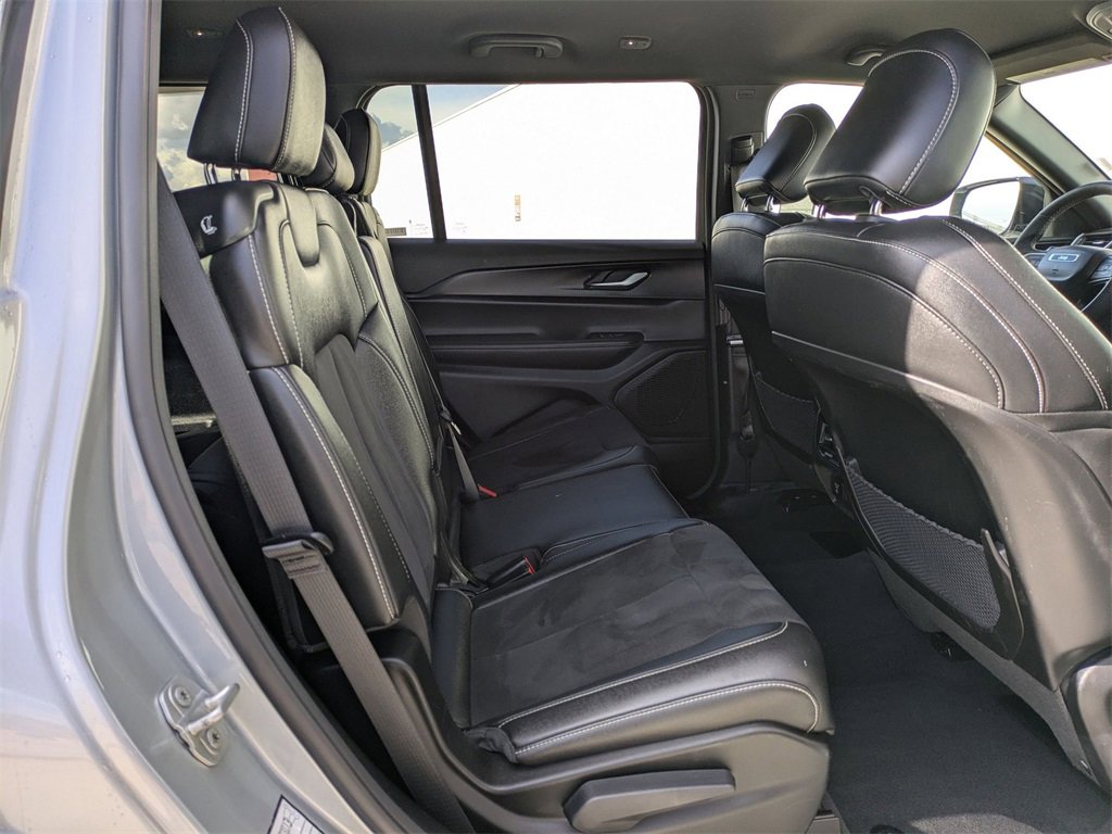 Used 2024 Jeep Grand Cherokee L Laredo image 32