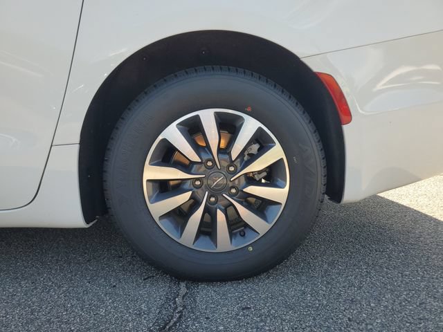 Used 2023 Chrysler Pacifica Touring-L FWD image 11