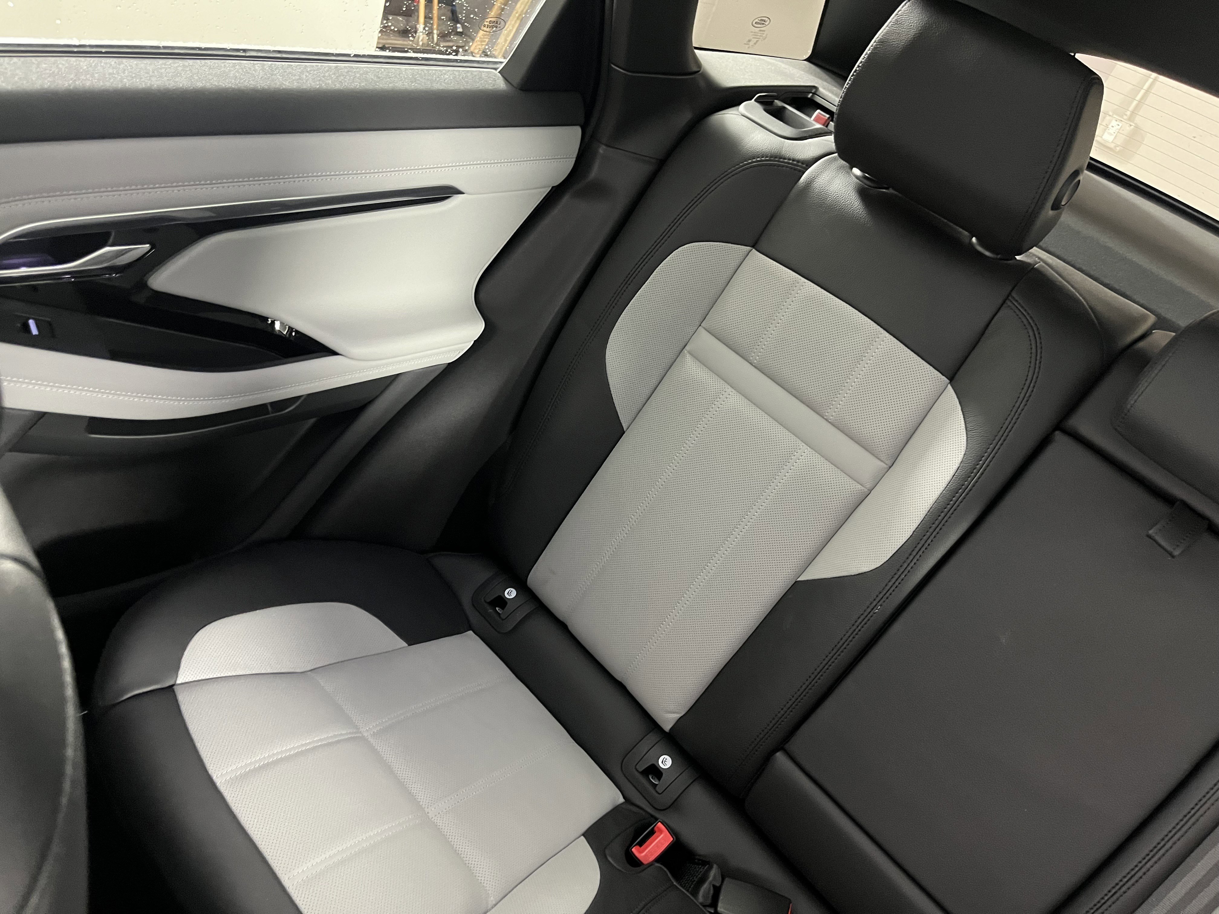 Used 2023 Land Rover Range Rover Evoque R-Dynamic SE image 22