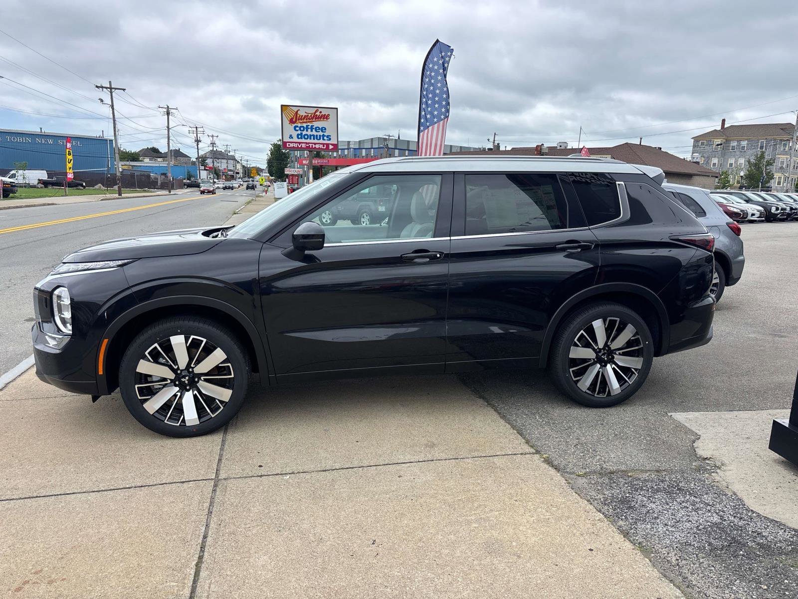 New 2025 Mitsubishi Outlander AWD image 2