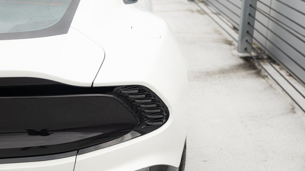 Used 2025 Aston Martin Vanquish RWD image 9