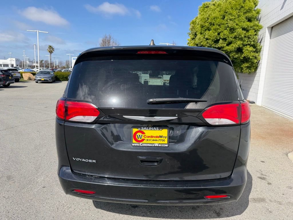 Used 2023 Chrysler Voyager LX image 5