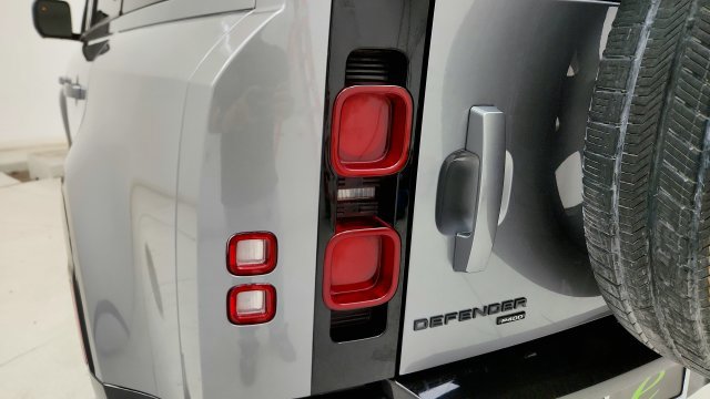 Used 2022 Land Rover Defender 110 X-Dynamic SE AWD/4WD image 26