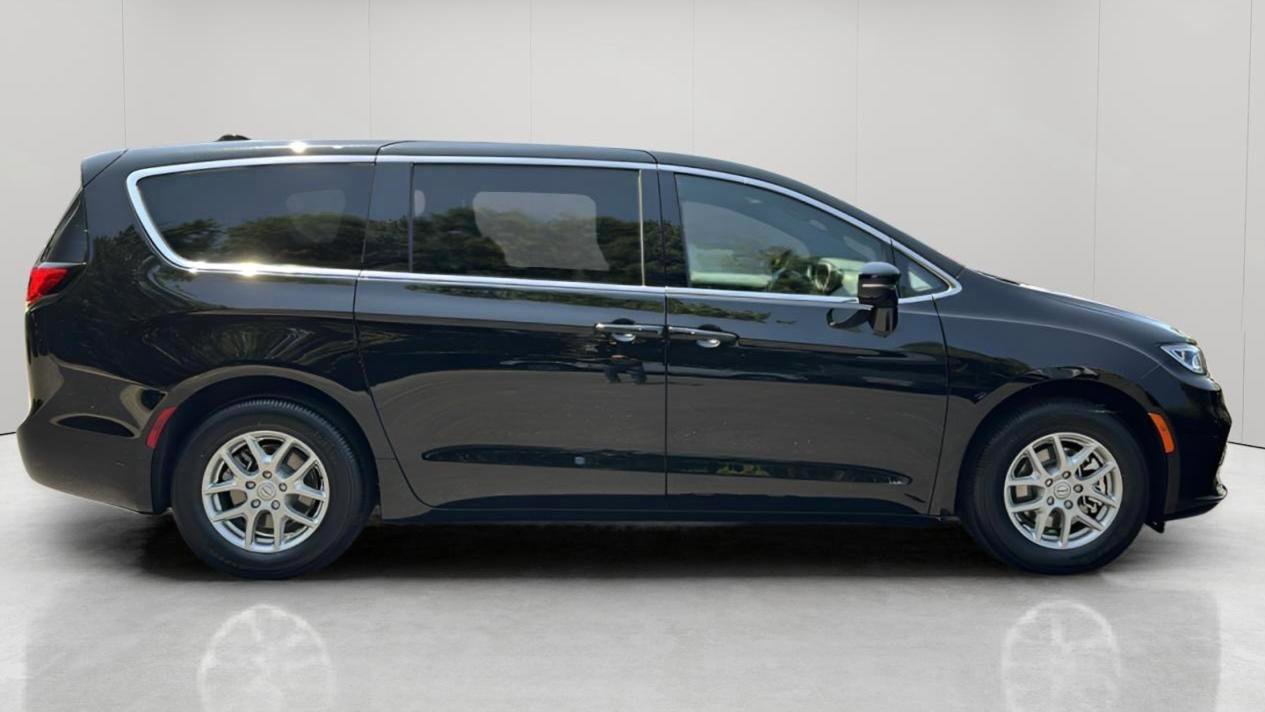 New 2026 Chrysler Pacifica Select image 3