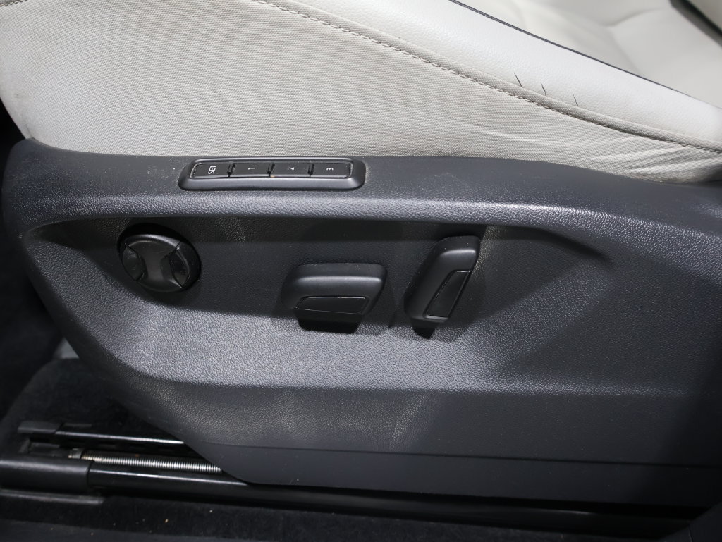 Used 2018 Volkswagen Tiguan SEL Premium AWD/4WD image 11
