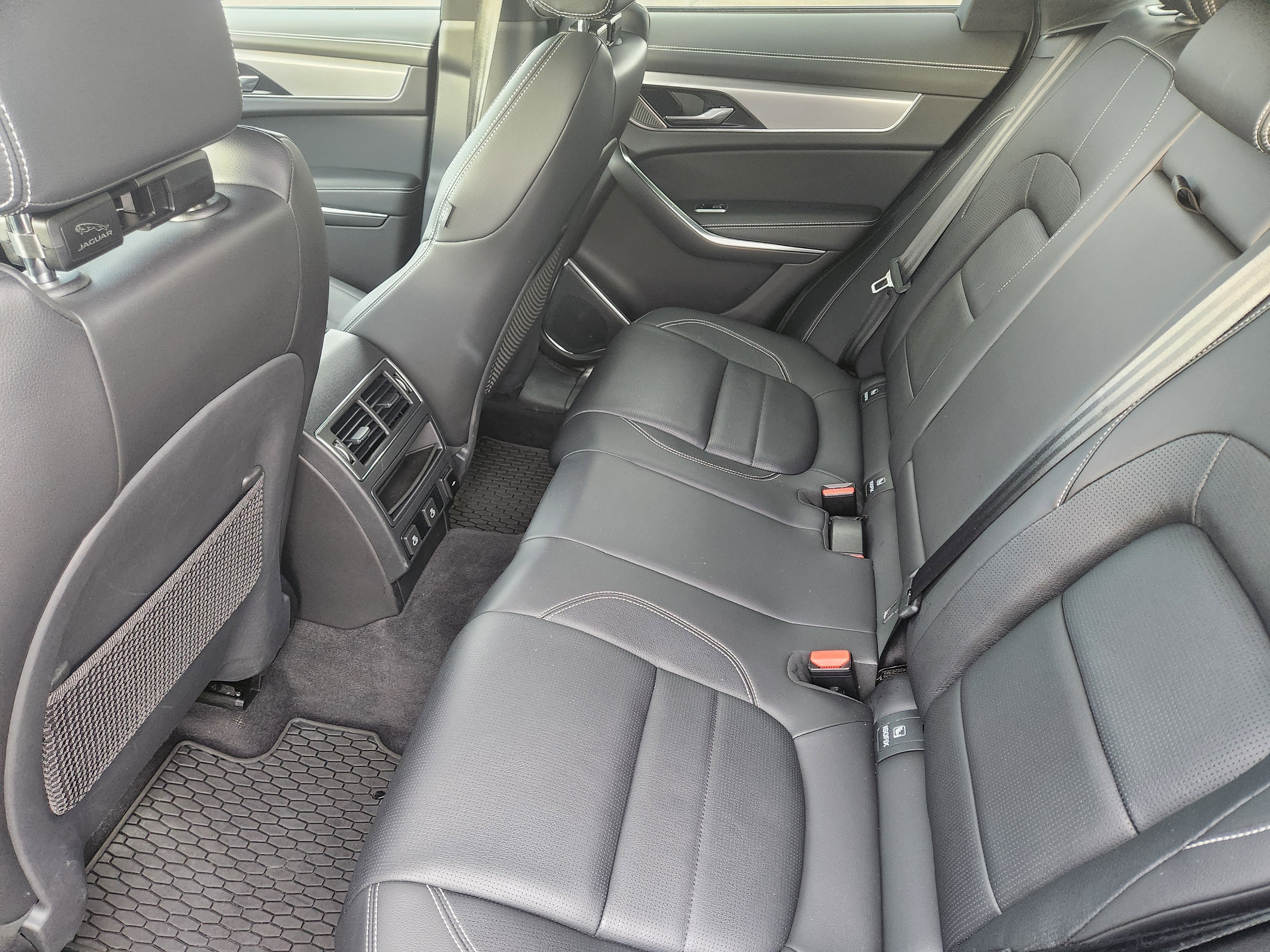 Used 2024 Jaguar F-PACE R-Dynamic S image 21