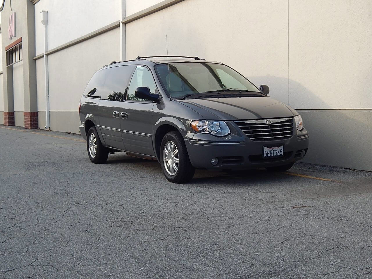 Used 2005 Chrysler Town & Country Touring w/ Luxury Group FWD image 1