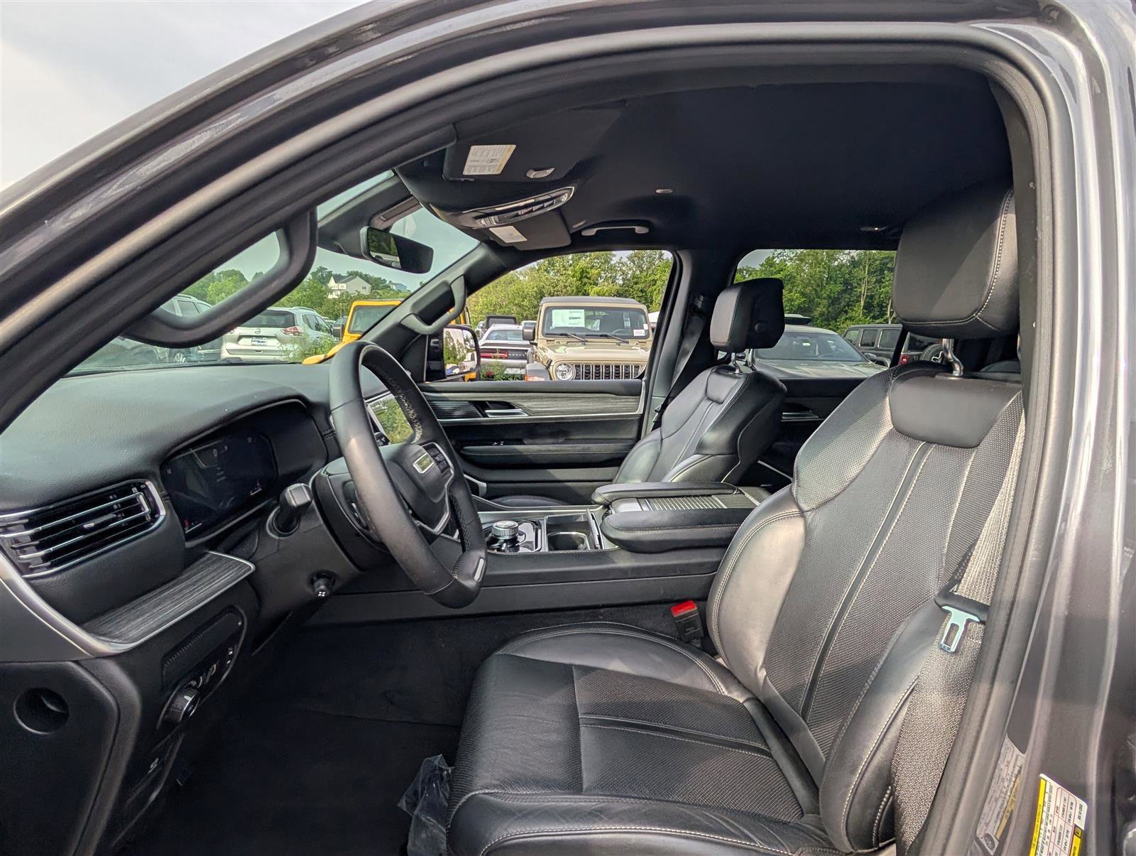 Used 2024 Jeep Wagoneer Series II w/ Flexible Seating Group image 15