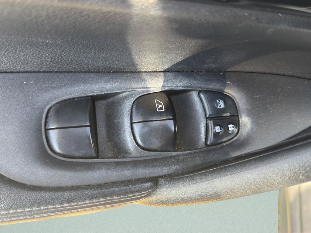 Used 2017 Nissan Rogue SV FWD image 19