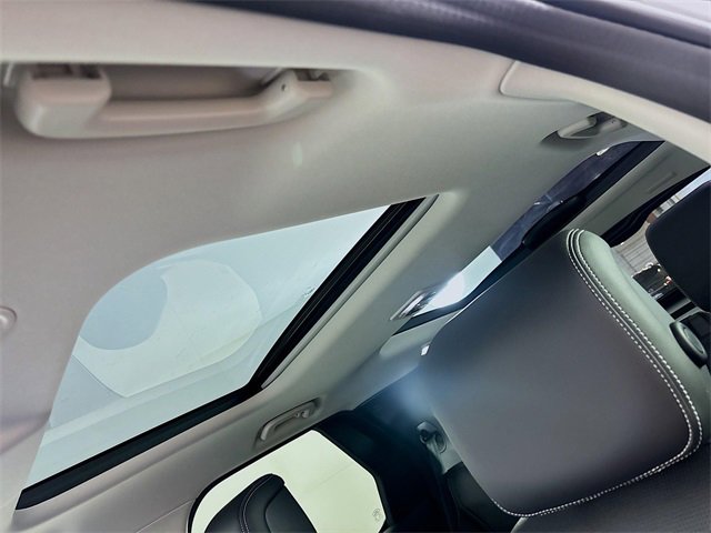 Used 2024 Land Rover Discovery S image 14