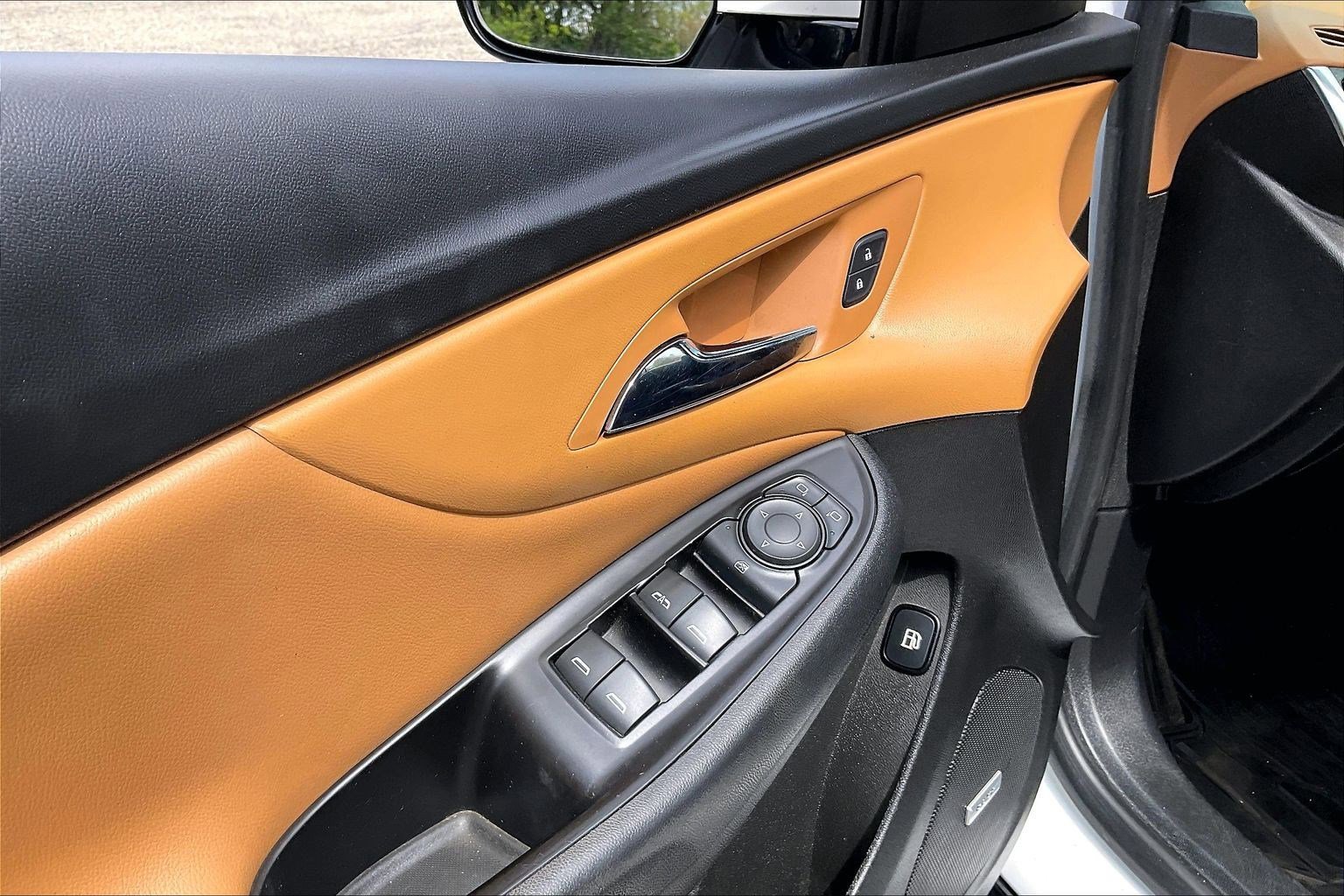 Used 2018 Chevrolet Volt Premier w/ Driver Confidence Package FWD image 32