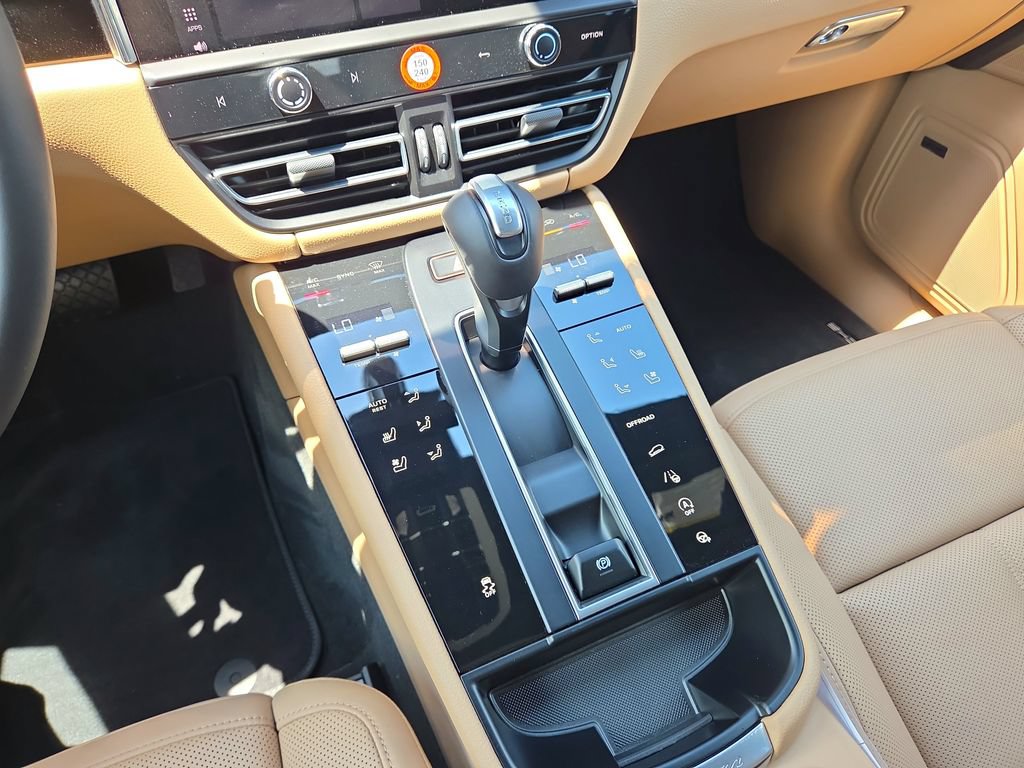 Certified 2026 Porsche Macan AWD/4WD image 14