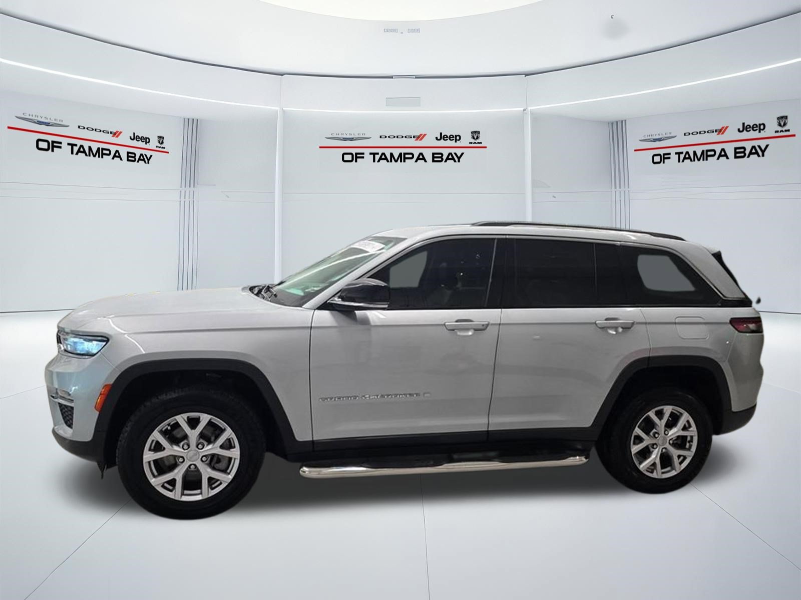 Used 2022 Jeep Grand Cherokee Limited RWD image 3