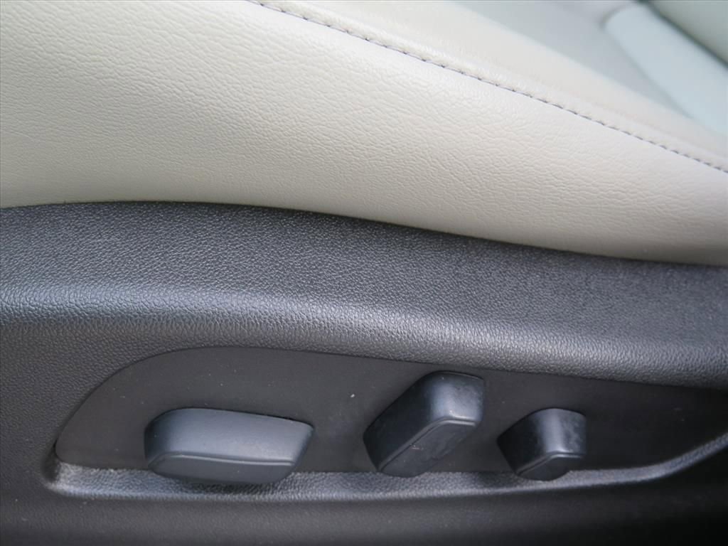 Used 2020 Cadillac XT4 Premium Luxury w/ Cold Weather Package image 11