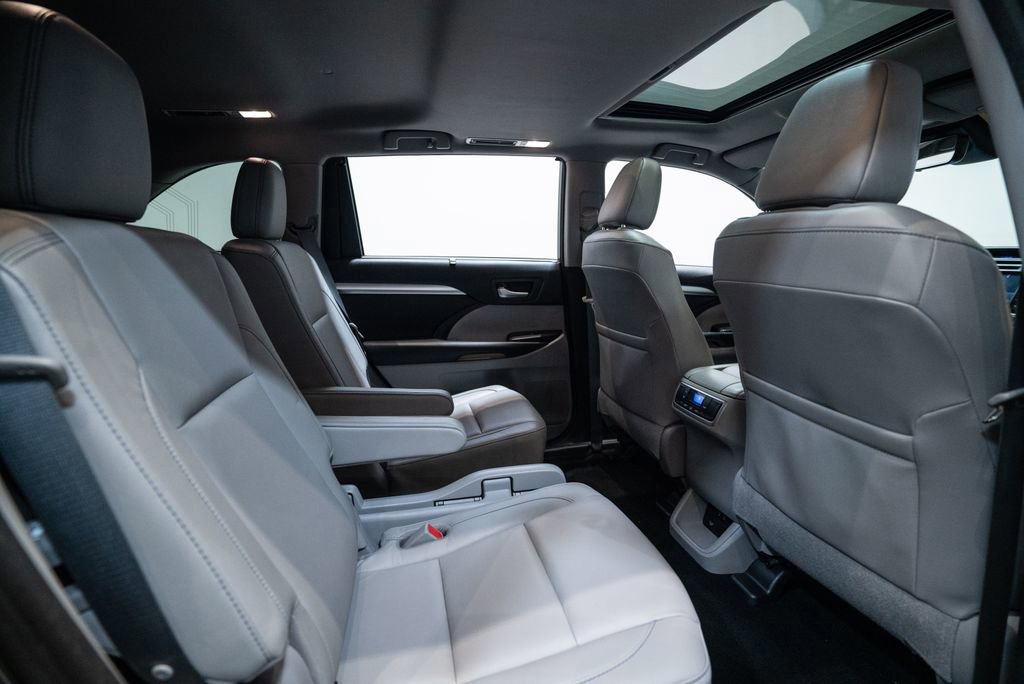 Used 2018 Toyota Highlander XLE AWD/4WD image 33