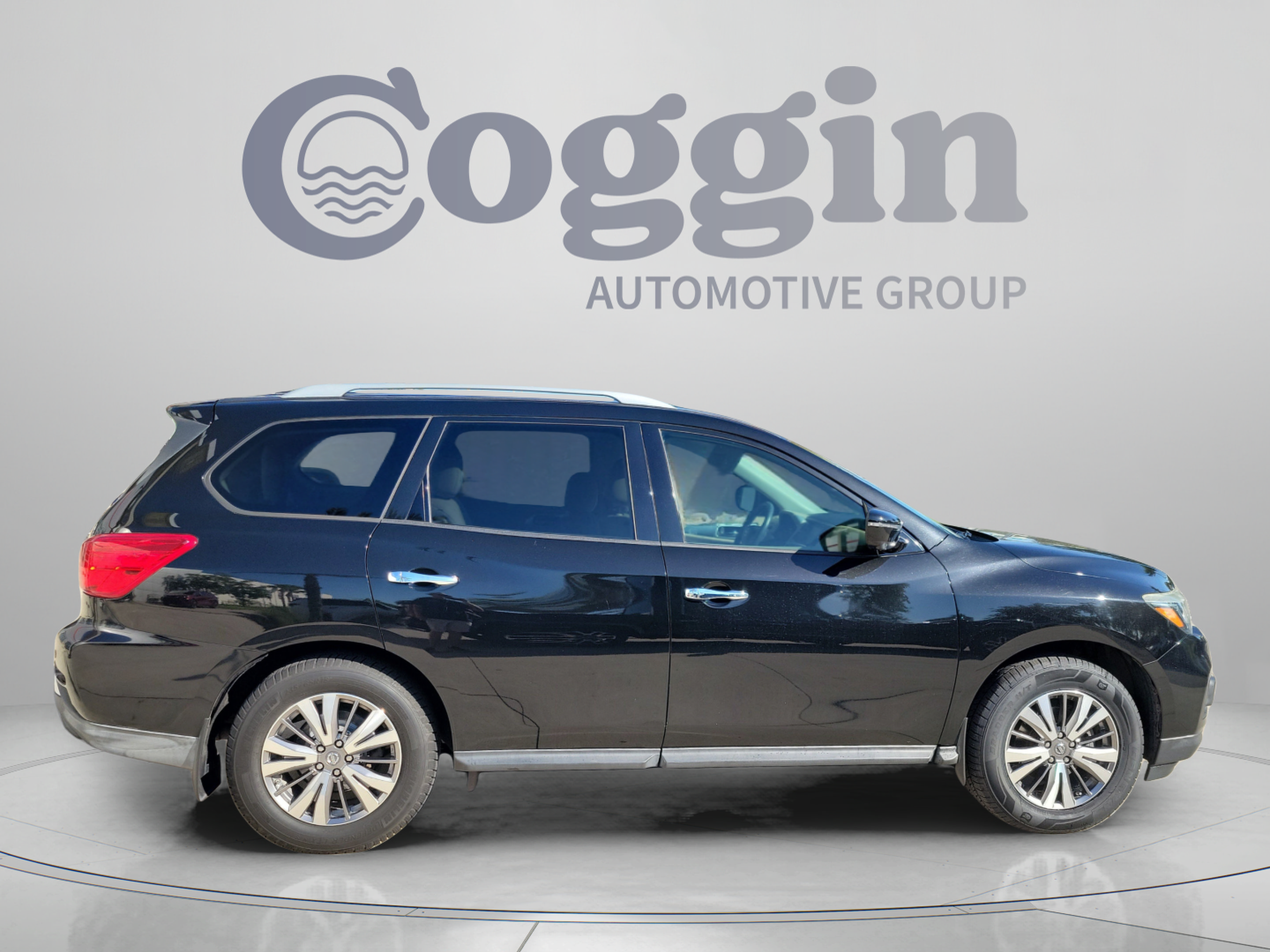 Used 2018 Nissan Pathfinder SL FWD image 4