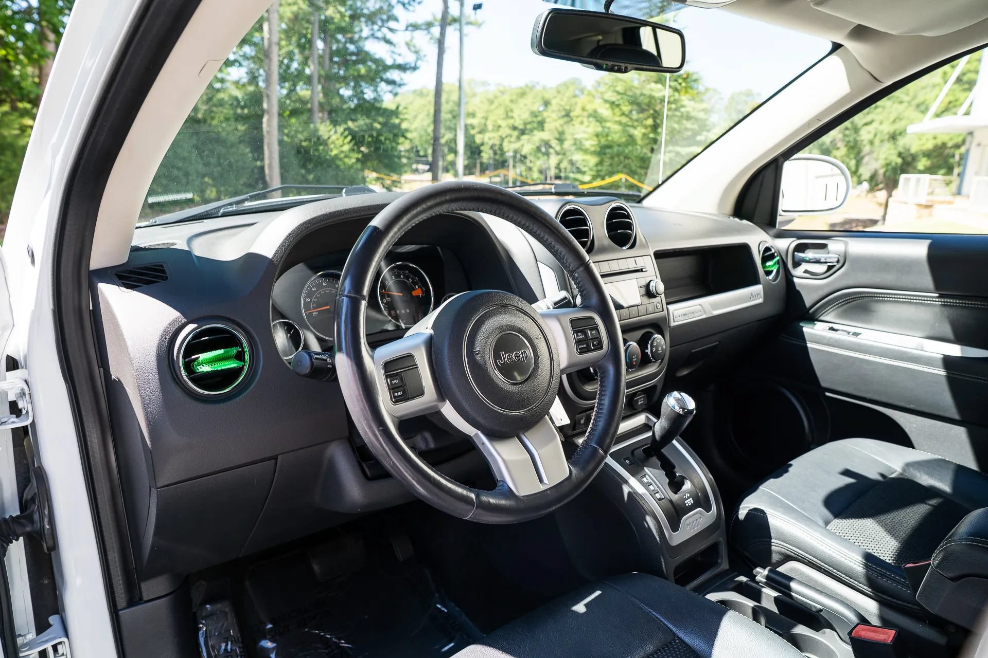 Used 2017 Jeep Compass Latitude FWD image 20