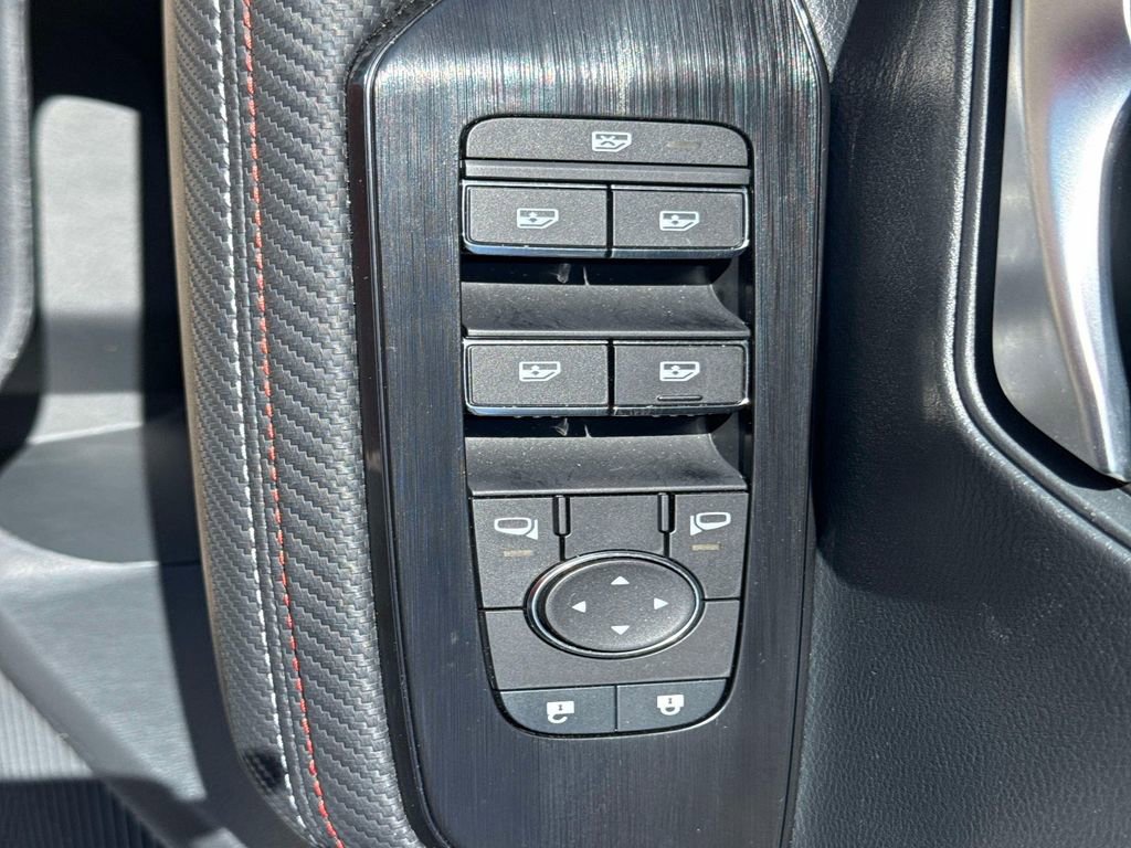 Used 2025 Nissan Kicks SR image 17