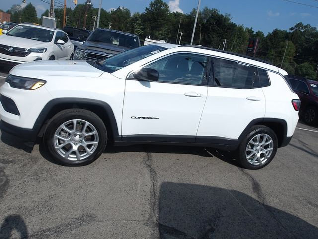 Used 2023 Jeep Compass Latitude w/ Sun and Sound Group AWD/4WD image 4