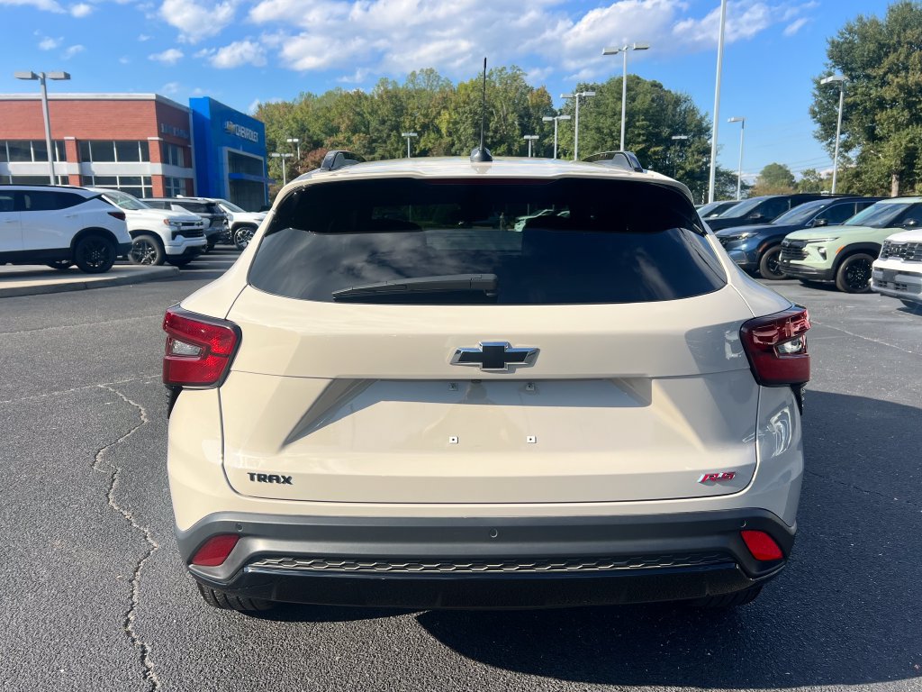 Used 2026 Chevrolet Trax RS w/ Sunroof Package FWD image 4