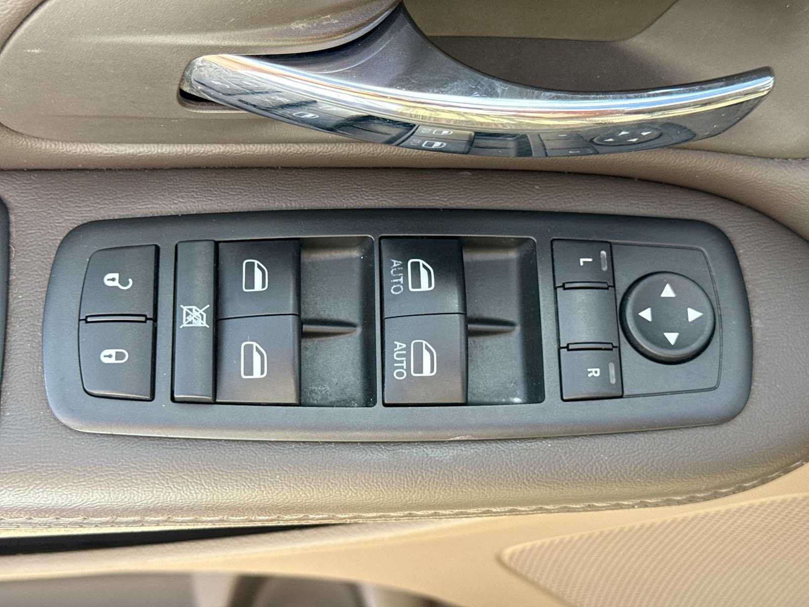 Used 2014 Chrysler Town & Country Touring-L FWD image 16