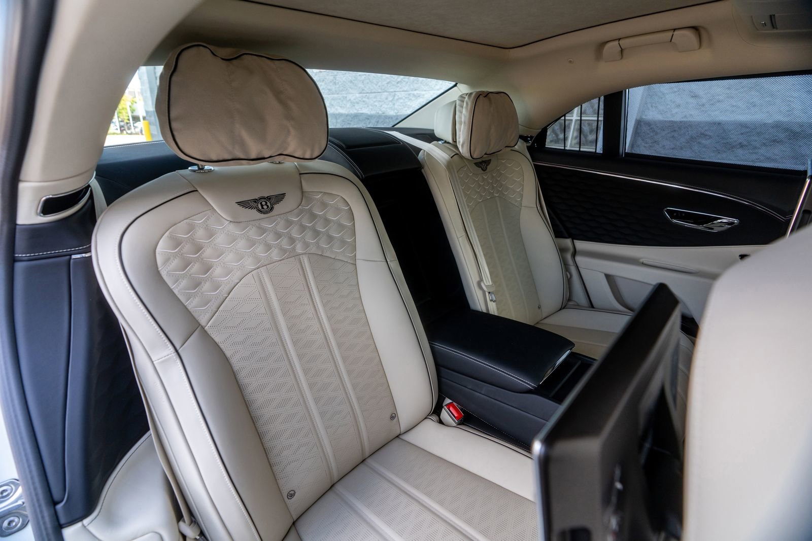 Certified 2025 Bentley Flying Spur Plug-In Hybrid image 35