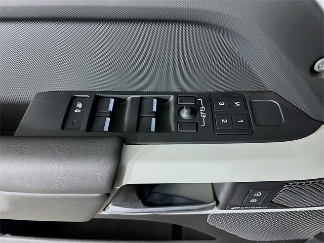 Used 2024 Land Rover Defender 110 X-Dynamic SE image 20