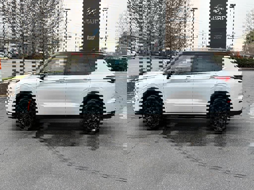 Used 2023 Mitsubishi Outlander SEL image 3