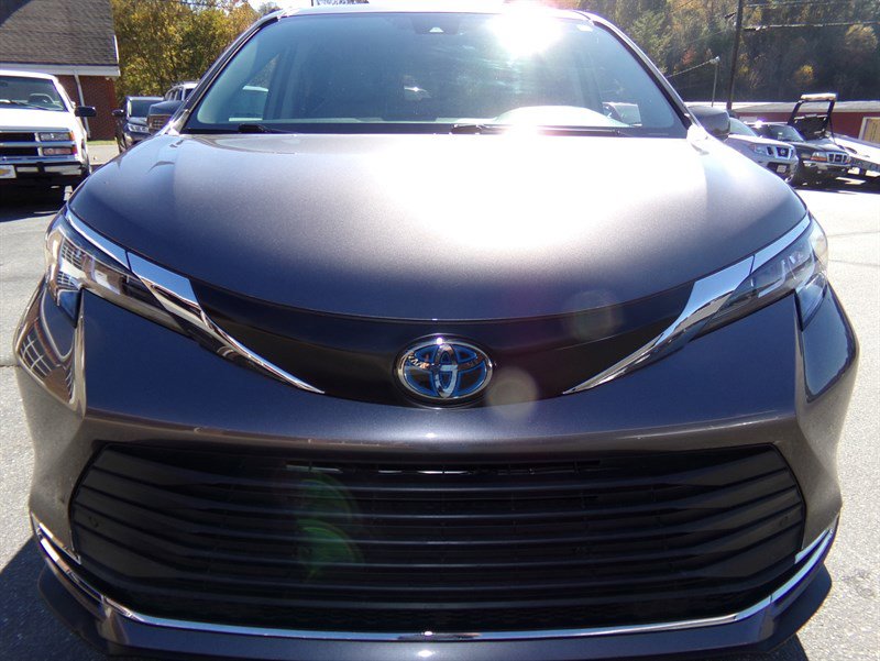 Used 2022 Toyota Sienna XLE image 2