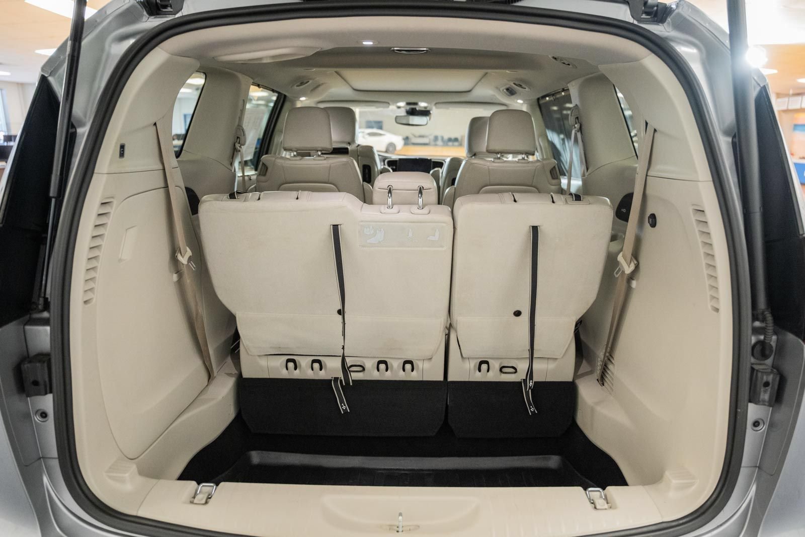 Used 2021 Chrysler Pacifica Touring-L w/ Uconnect Theater Family Group FWD image 10