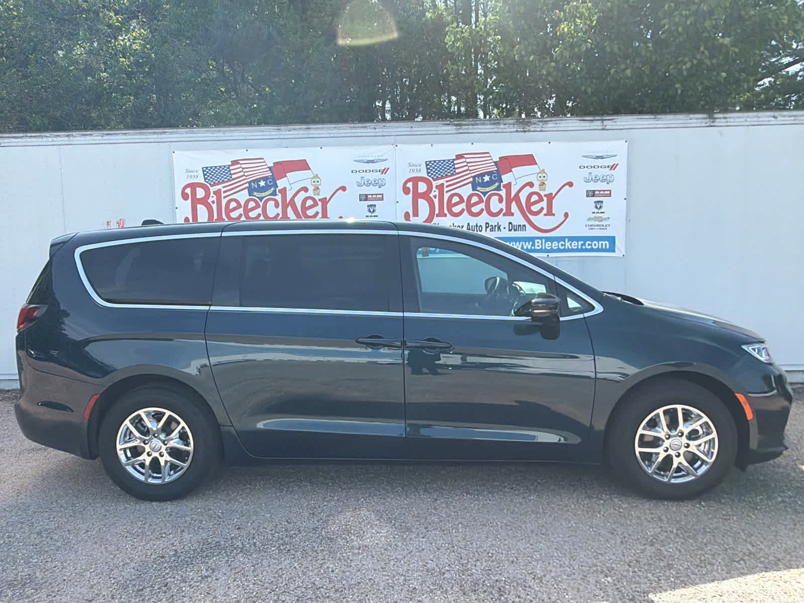 Used 2025 Chrysler Pacifica Select FWD image 2