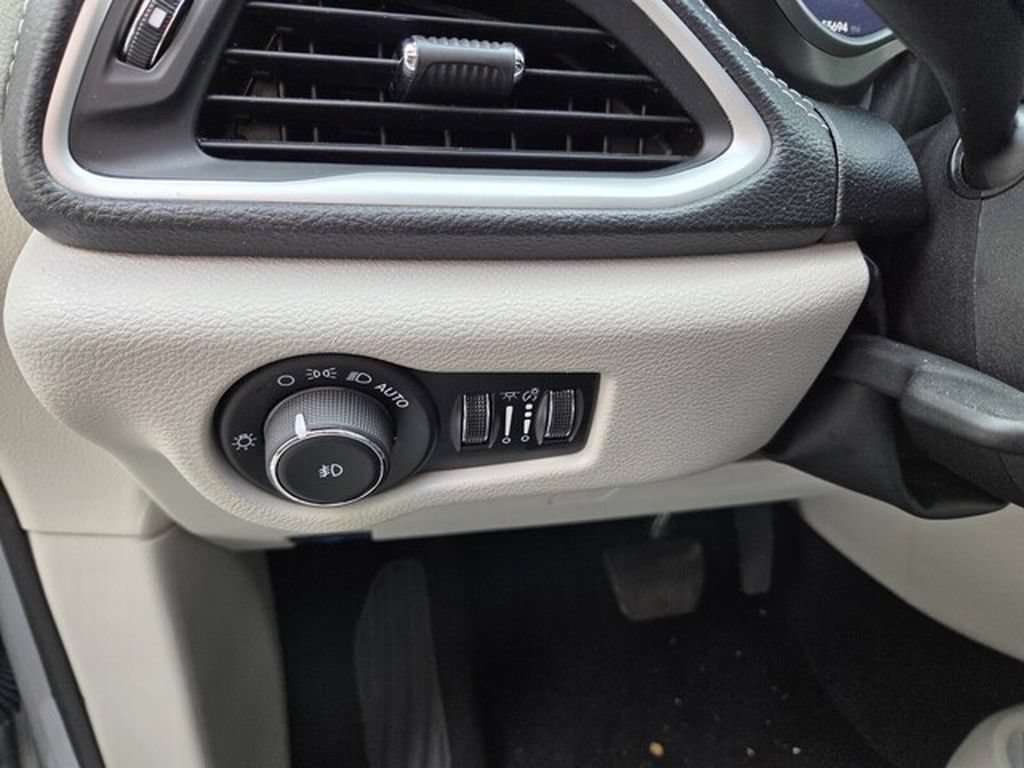 Used 2024 Chrysler Pacifica Limited FWD image 8