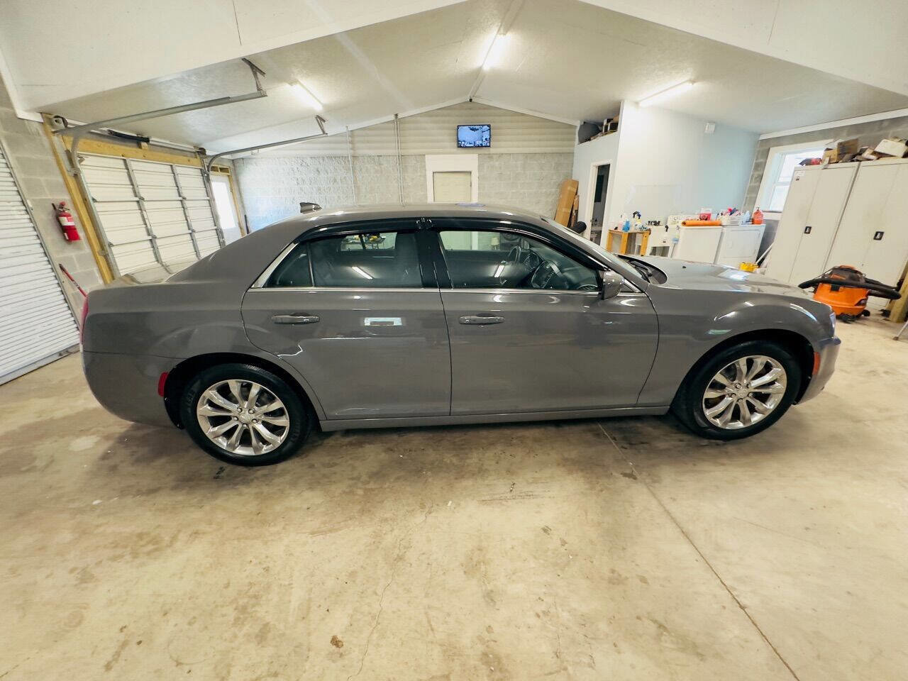 Used 2018 Chrysler 300 Touring L AWD/4WD image 7