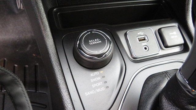 Used 2019 Jeep Cherokee Latitude Plus w/ Comfort/Convenience Group image 19