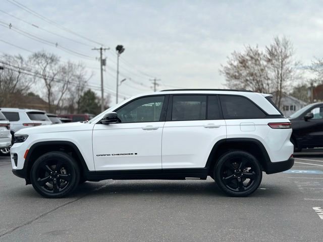 Used 2023 Jeep Grand Cherokee Altitude AWD/4WD image 3