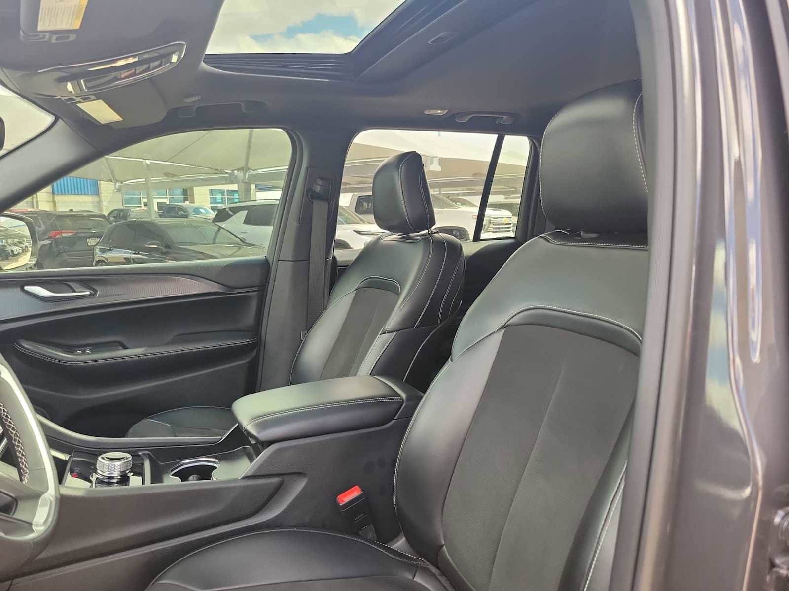 Used 2023 Jeep Grand Cherokee Altitude image 7