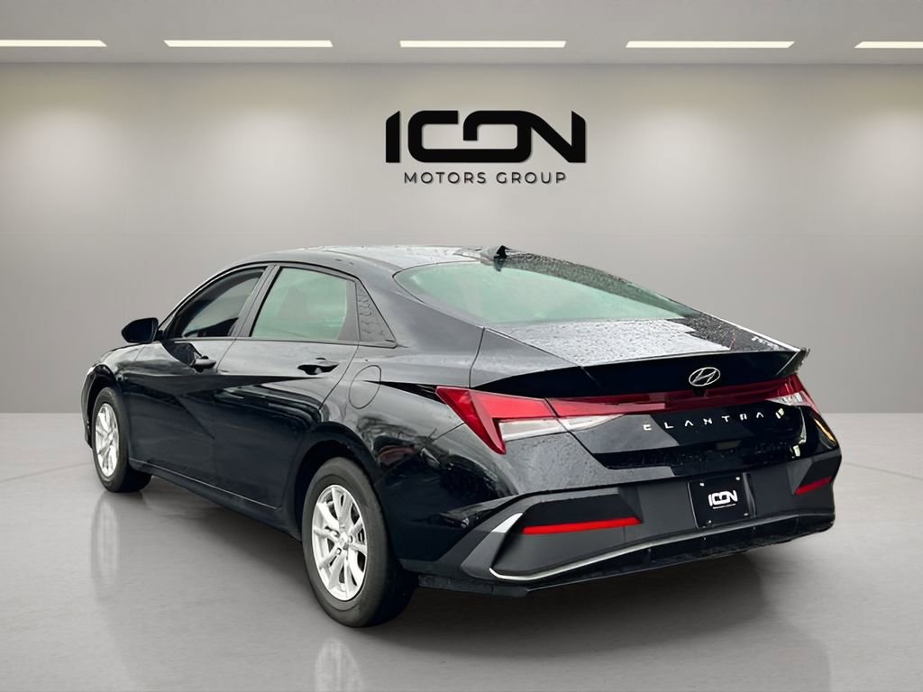 Used 2024 Hyundai Elantra SE FWD image 3