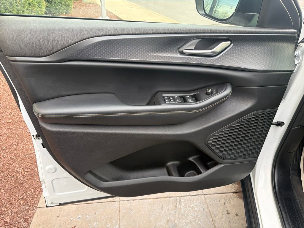 Used 2023 Jeep Grand Cherokee L Laredo image 20