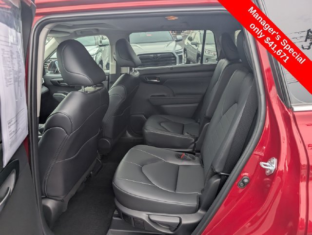 Used 2025 Toyota Highlander XLE AWD/4WD image 10