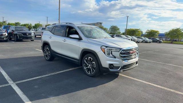 Used 2022 GMC Terrain SLT w/ Infotainment Package II AWD/4WD image 2