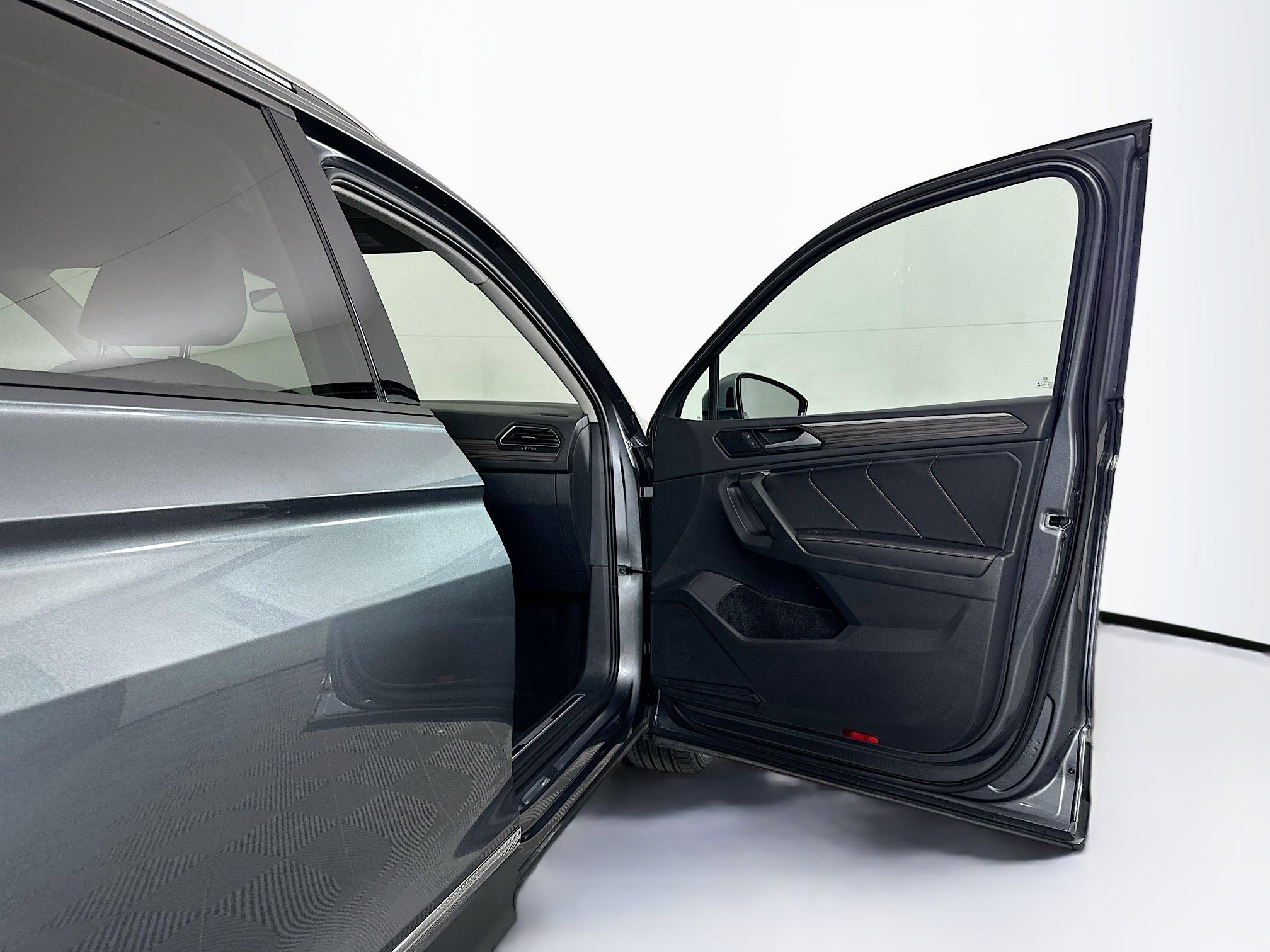 Used 2024 Volkswagen Tiguan Wolfsburg Edition image 32