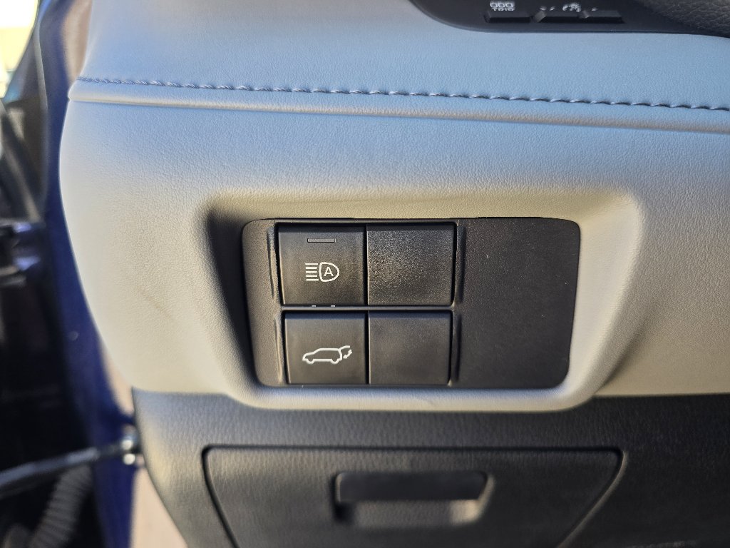 Used 2021 Toyota Highlander XLE AWD/4WD image 19