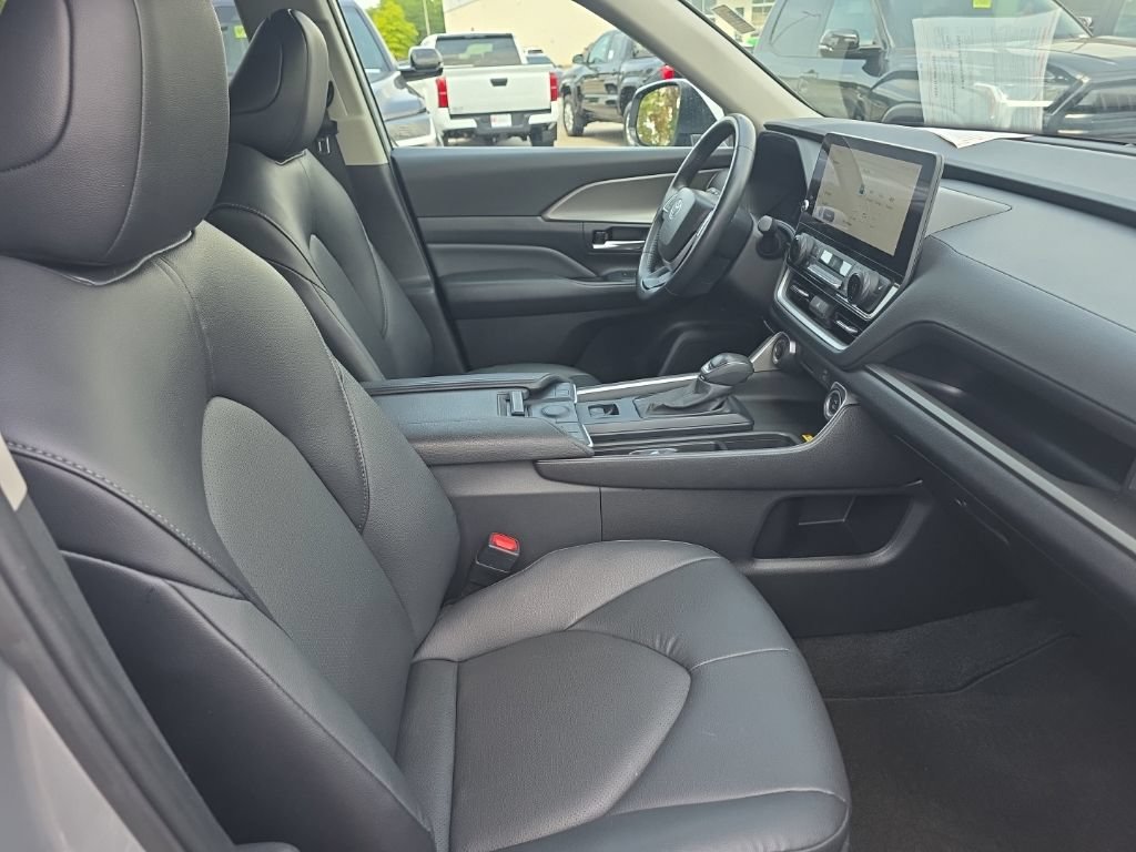 Used 2025 Toyota Grand Highlander AWD image 10