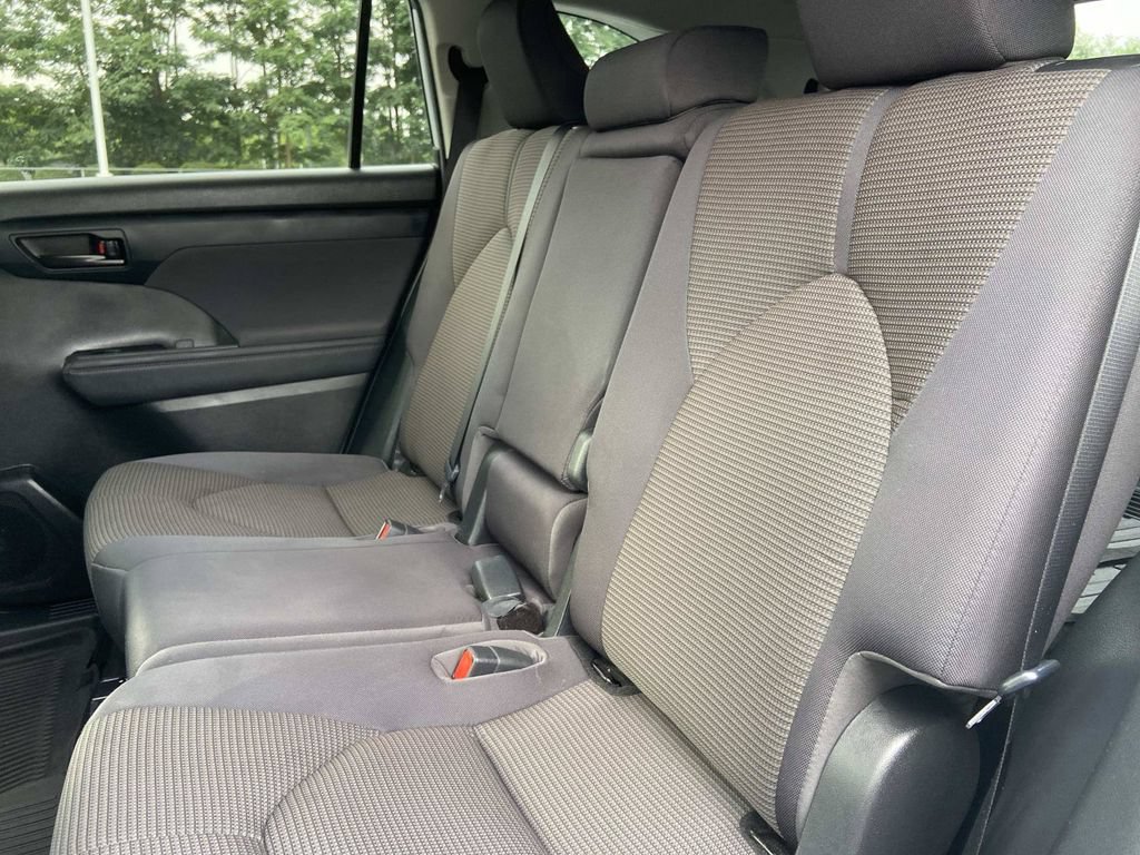 Used 2023 Toyota Highlander LE FWD image 17