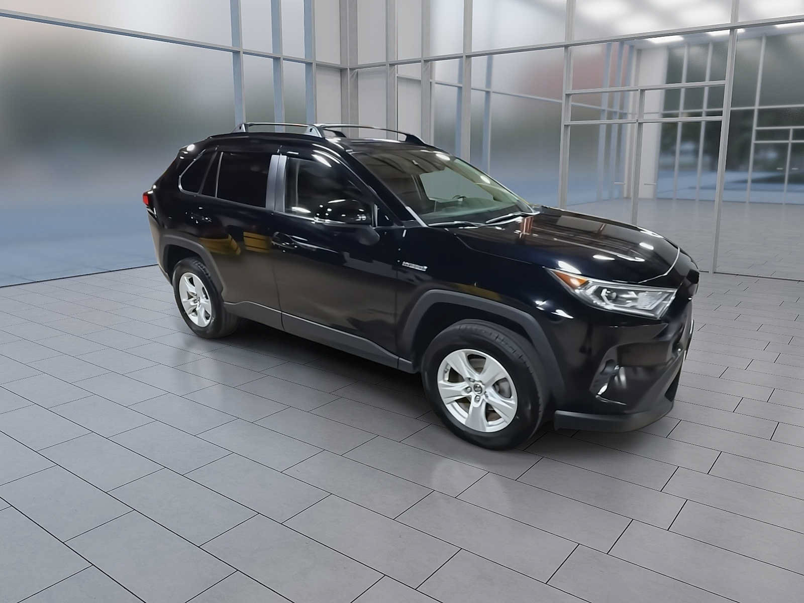 Used 2019 Toyota RAV4 XLE AWD/4WD image 2