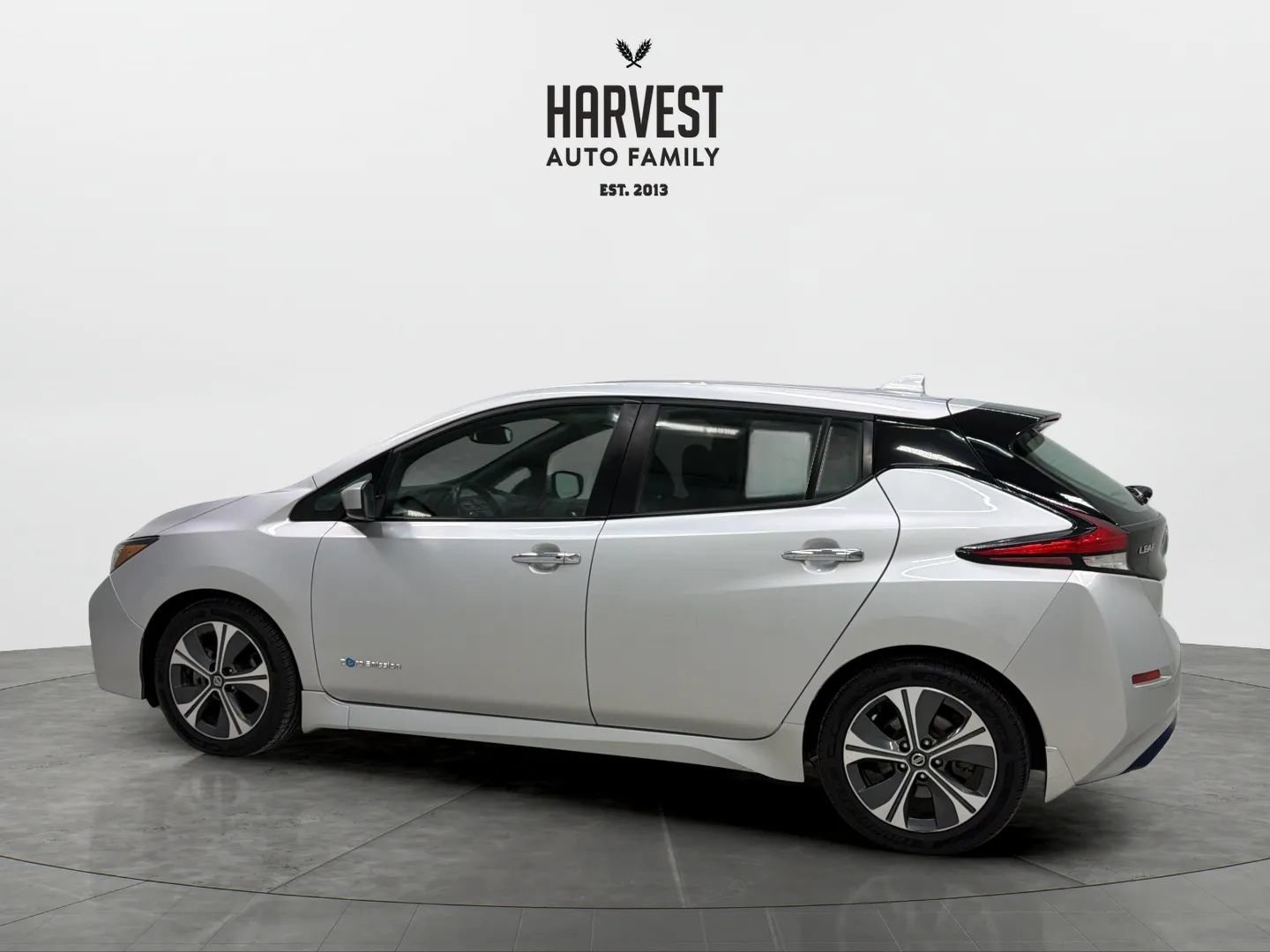 Used 2018 Nissan Leaf SV w/ SV Technology Package FWD image 3