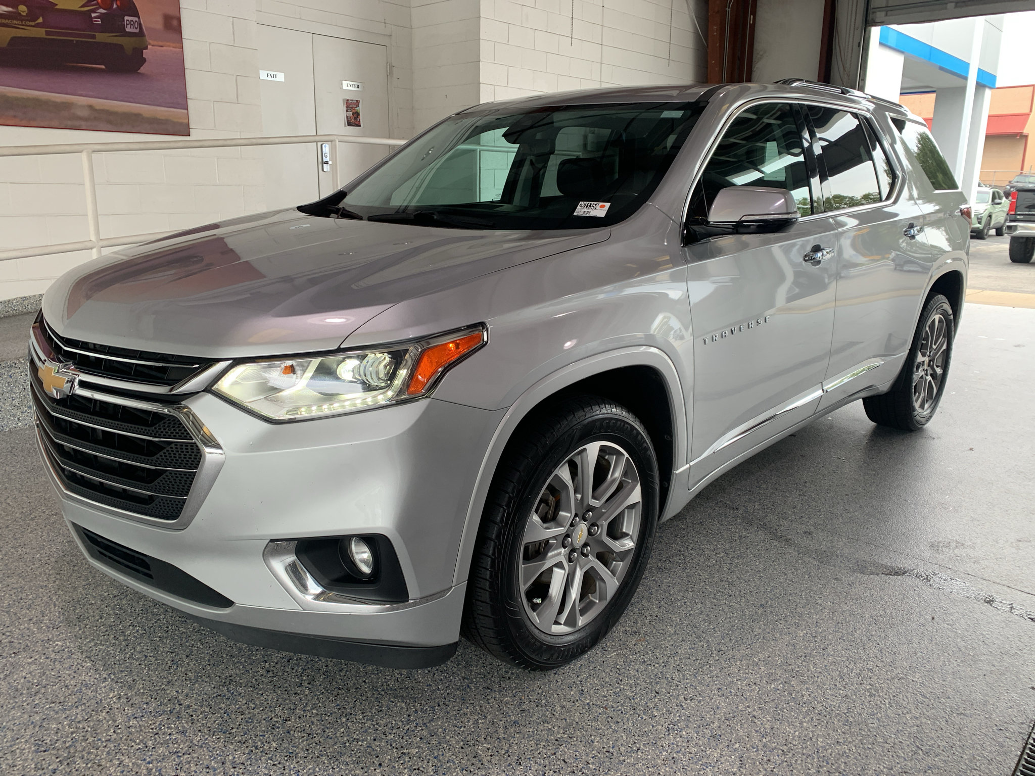 Used 2019 Chevrolet Traverse Premier w/ Driver Confidence II Package FWD image 4